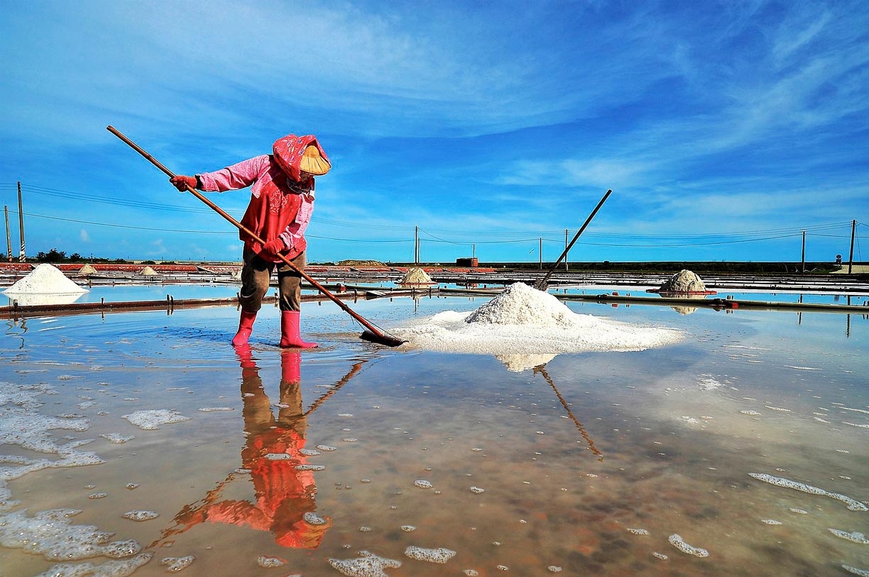 Salt production in the Jingzaijiao Tile-paved Salt Fields