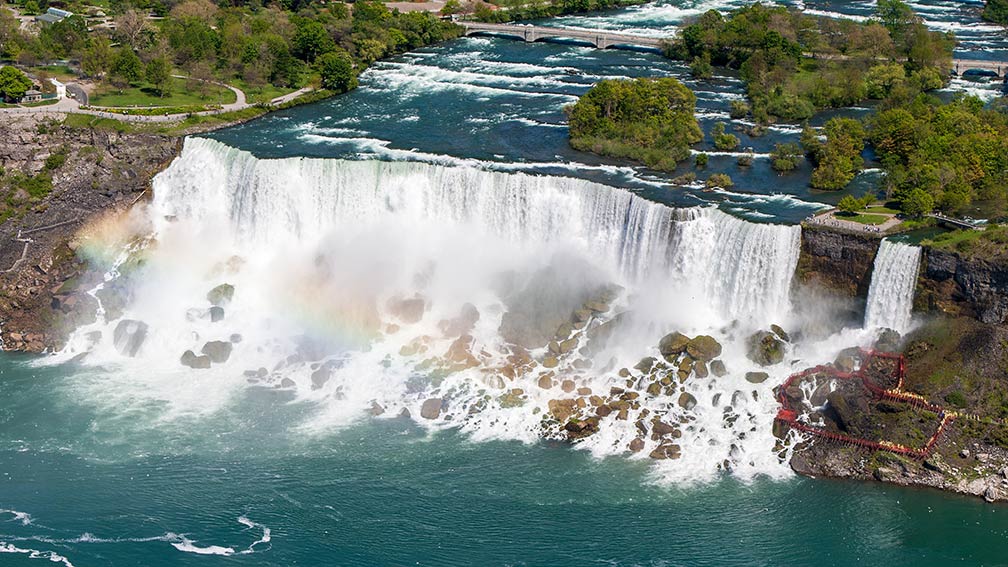 The American Falls and the Bridal Veil Falls of the Niagara Falls in the US