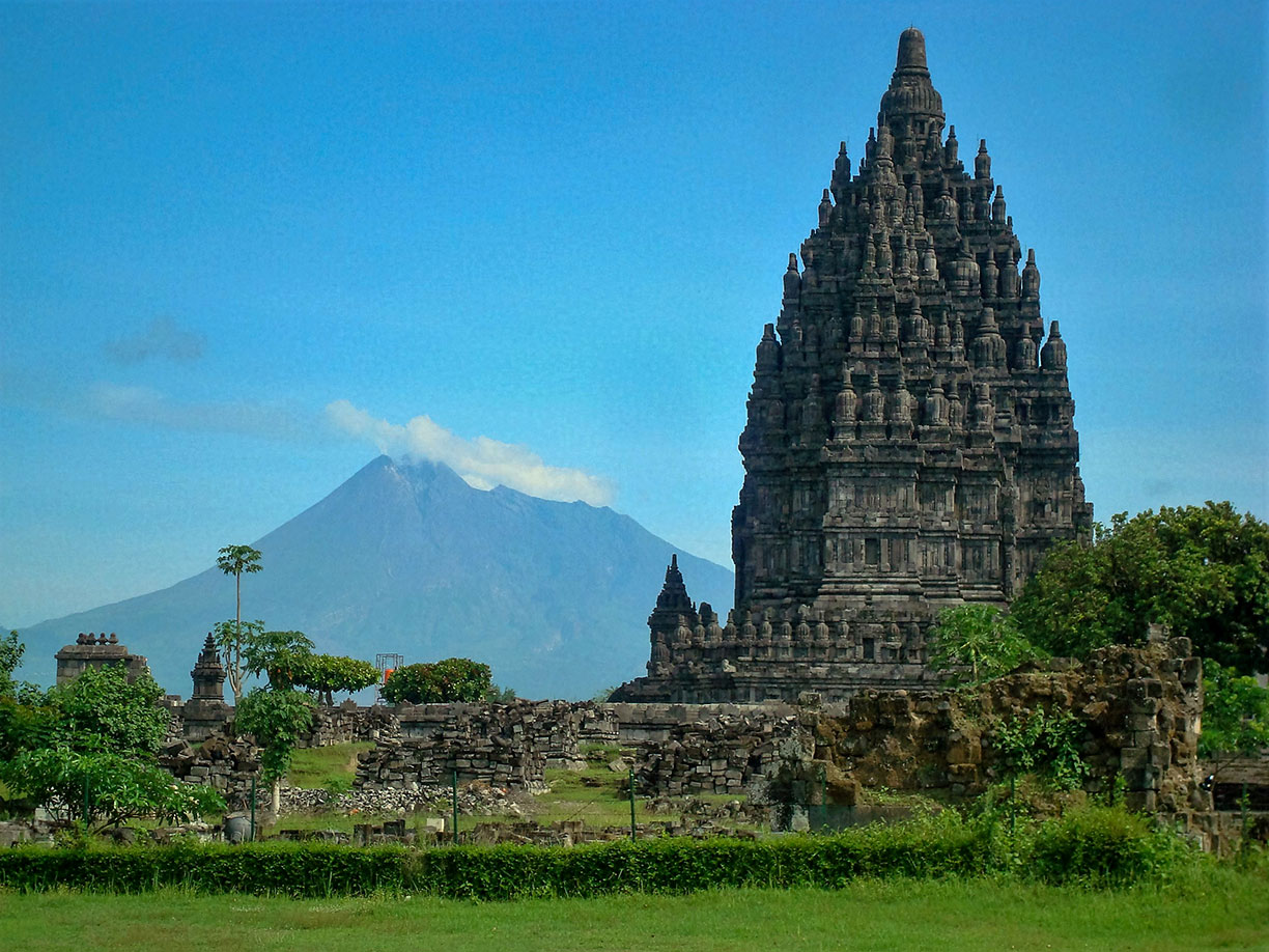 インドネシア、ジャワ島のムラピ山とヒンドゥー教のプランバナン寺院