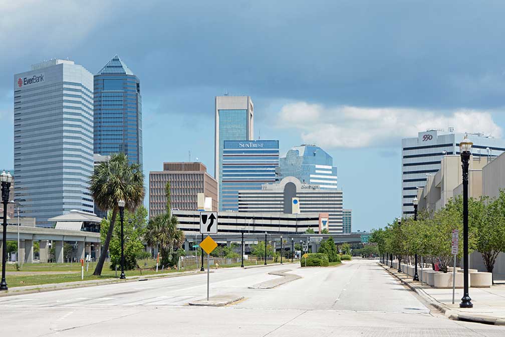 Downtown Jacksonville con EverBank Center, Wells Fargo Center, SunTrust Tower, Omni Jacksonville Hotel, Bank of America Tower, e 550 Water Street, Jacksonville, Florida